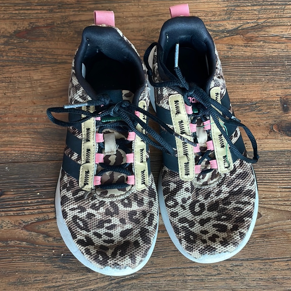 Girls Cloudfoam Adidas / size 3.5